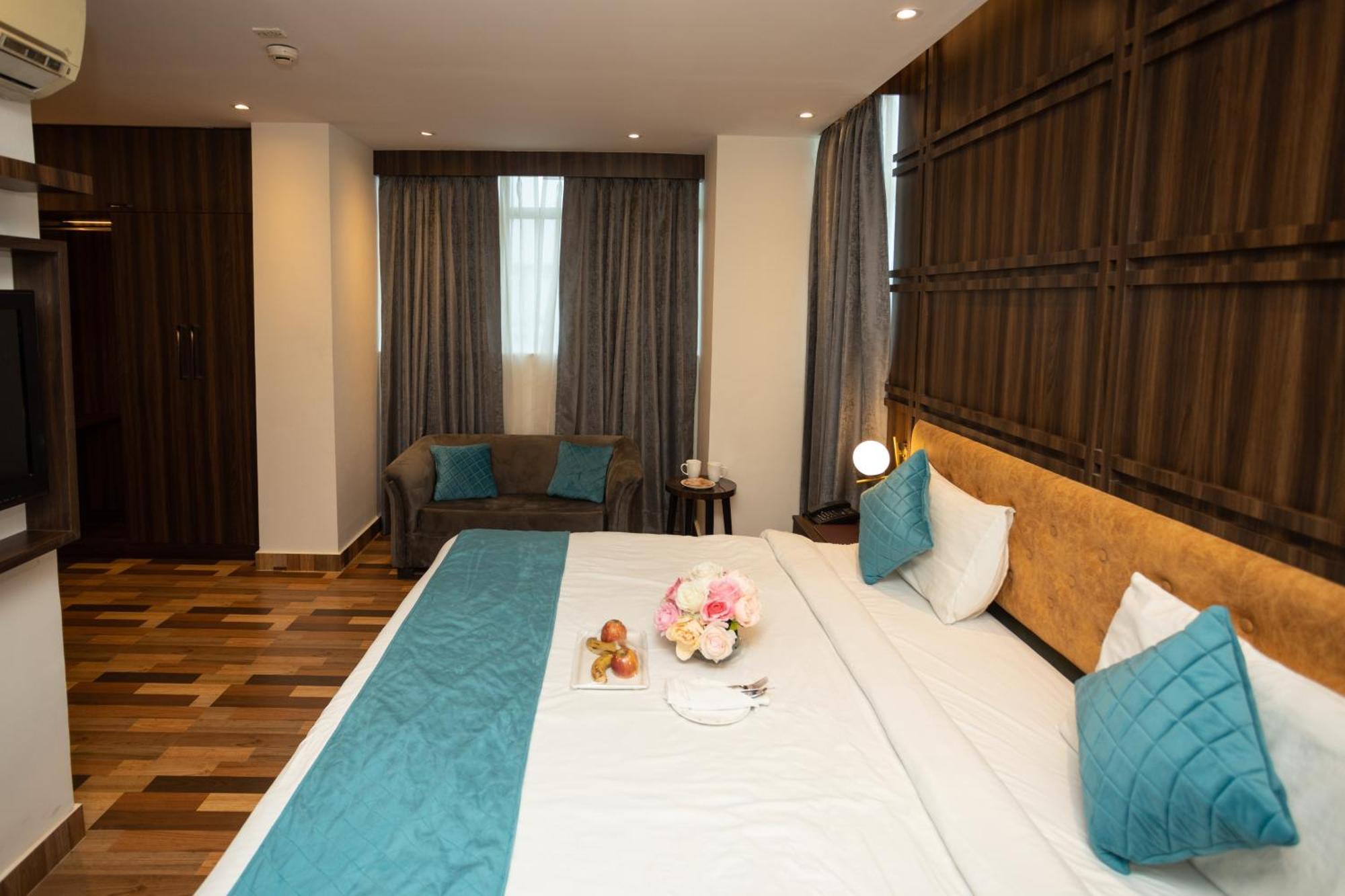 Hyphen Business Hotel Noida Dış mekan fotoğraf