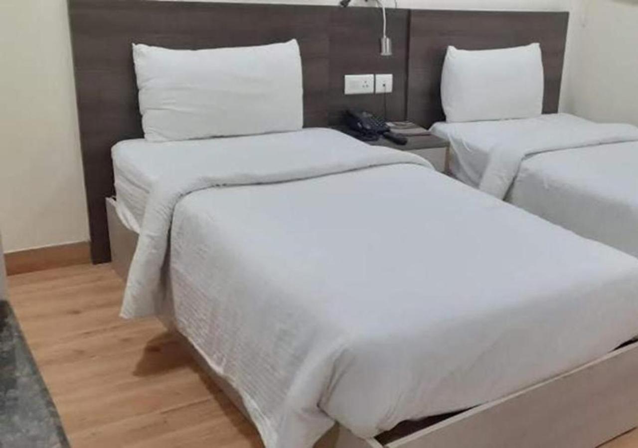 Hyphen Business Hotel Noida Dış mekan fotoğraf