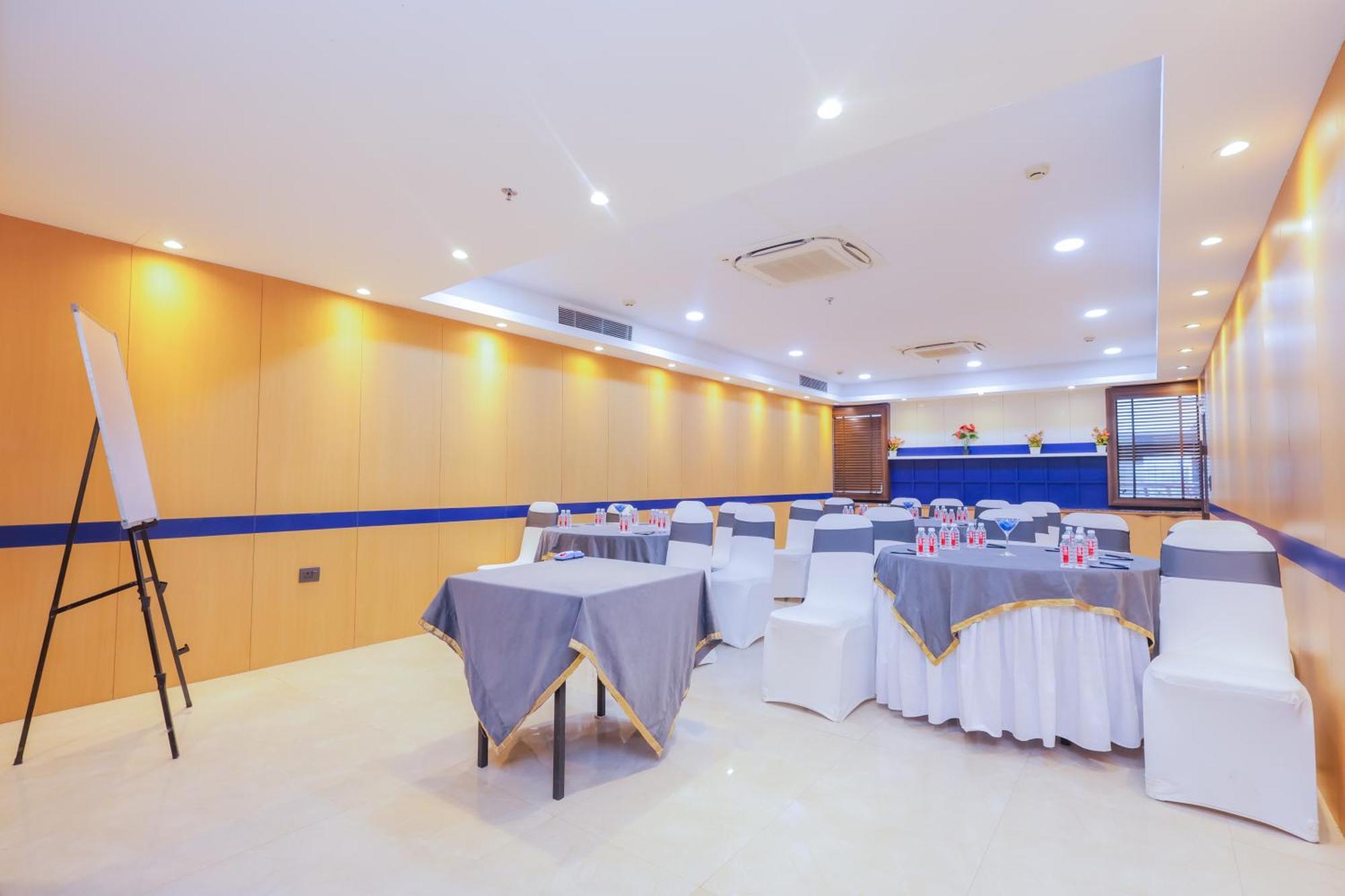 Hyphen Business Hotel Noida Dış mekan fotoğraf