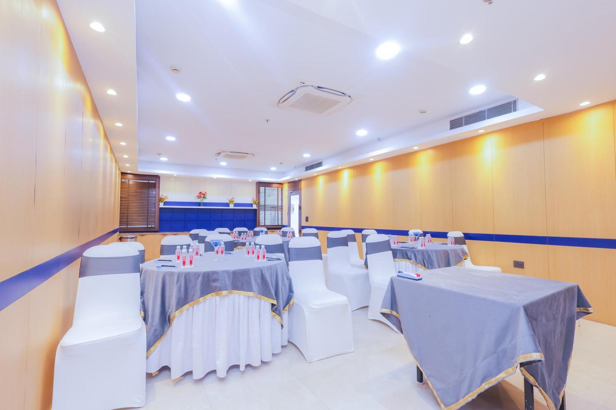 Hyphen Business Hotel Noida Dış mekan fotoğraf